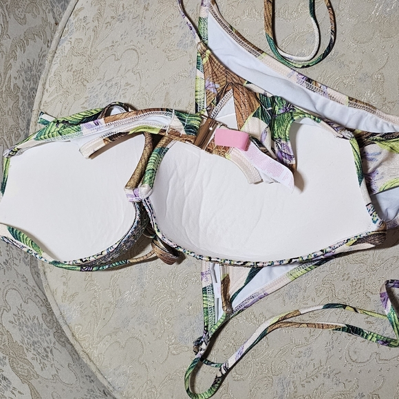 Victoria's Secret Swim - Picture 3 of 3